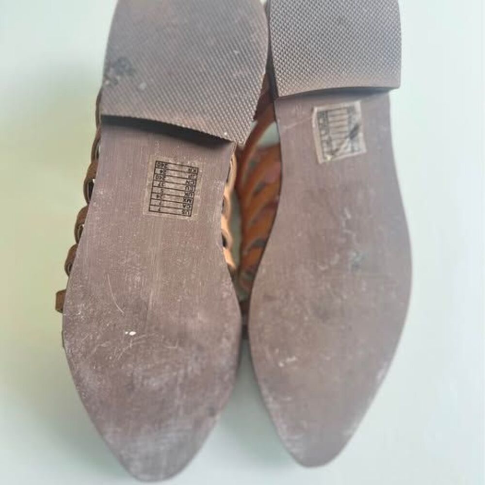 Forever 21 Camel Booties Flat Womens Size 7 - Picture 8 of 9